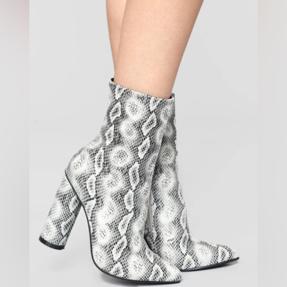 FASHION NOVA “Midnight Lover” Snake Print Ankle Boots Black and White Size 9M - Picture 7 of 11